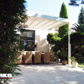 Pergola Bavona Soft TOP - widok za drzewem - Grako Warszawa.jpg
