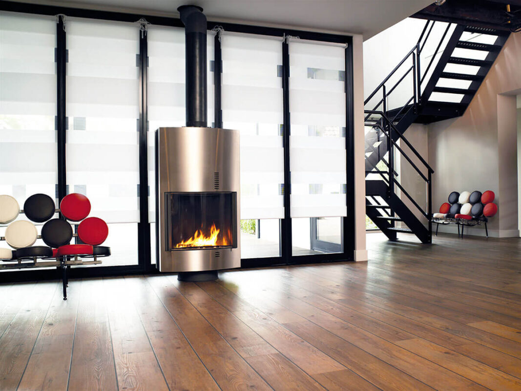 Roleta dzień i noc przy kominku